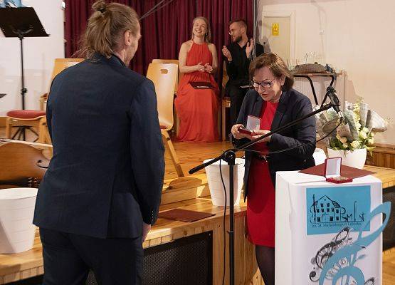 Starosta Lęborski wręcza medal