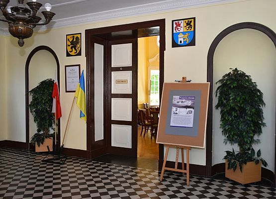 Wystawa w holu starostwa