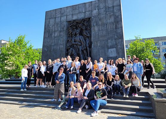 Pomnik przsed głównym wejściem