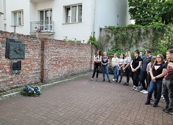 Uczniowie przed murem Getta