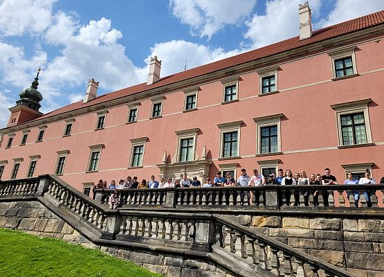 Uczniowe przed Zamkiem