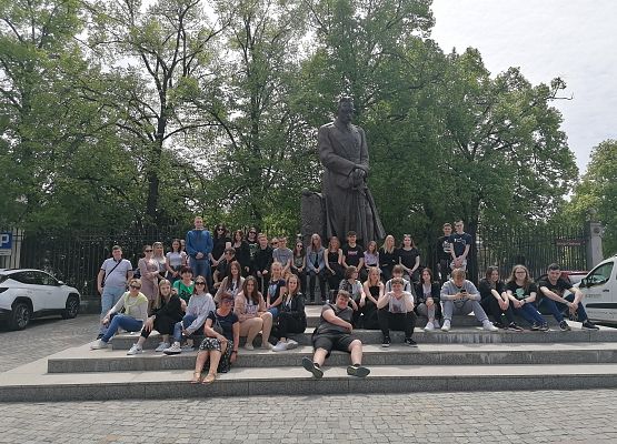 Uczniowie przed wiejsciem do