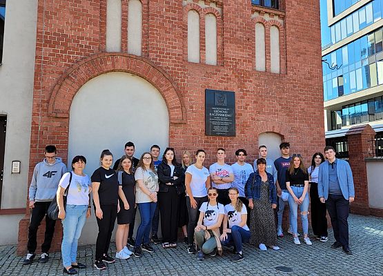 Uczniowie przed Muzeum