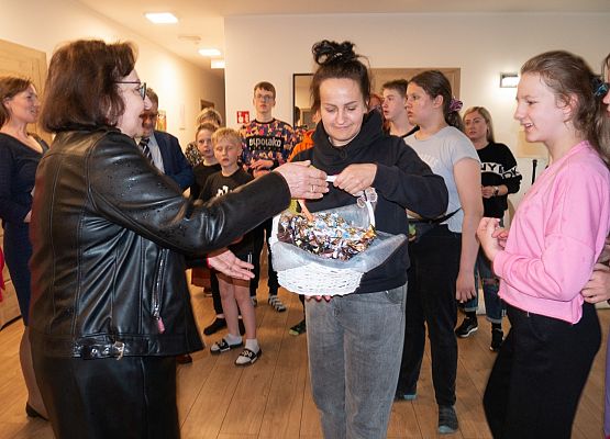 Starosta wręcza kosz słodkości