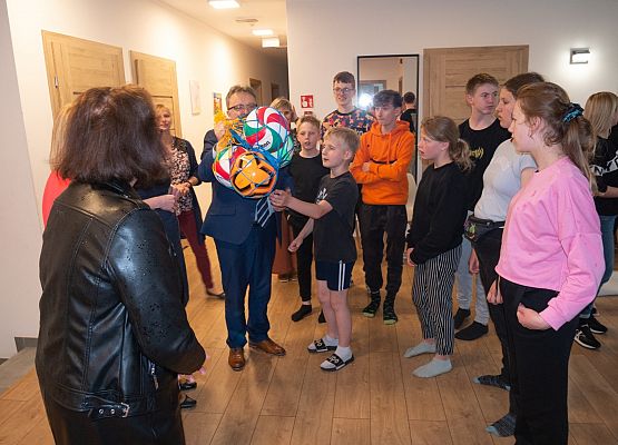 Wicestarosta przekazuje sprzęt