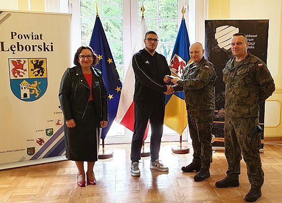 Książeczkę wojskową wręcza