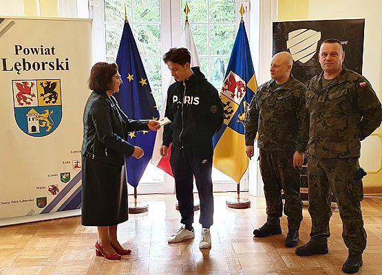 Książeczkę wojskową wręcza