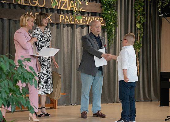 Patron szkoły wręcza