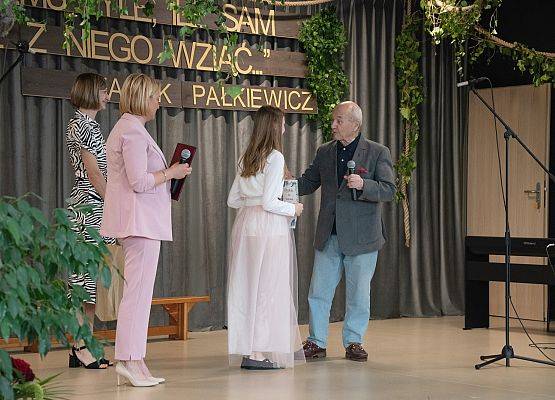 Patron szkoły wręcza