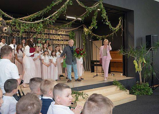 Jacek Pałkiewicz z chórem NSP