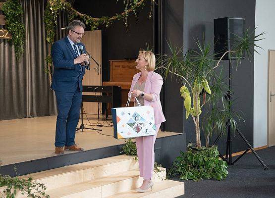 Wicestarosta przekazuje