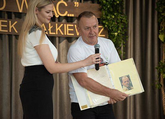 Dariusz Groszewski prezentuje