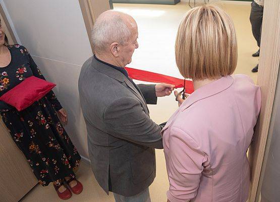 Jacek Pałkiewicz przecina