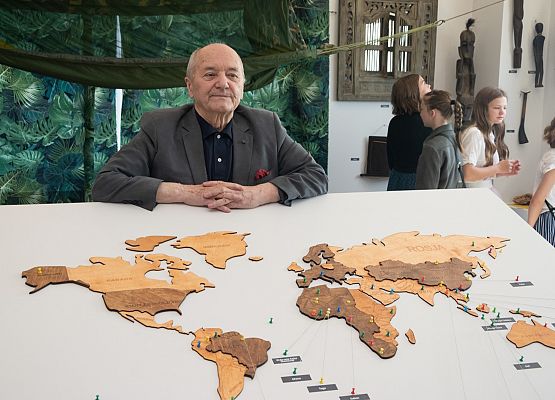 Jacek Pałkiewicz z mapą