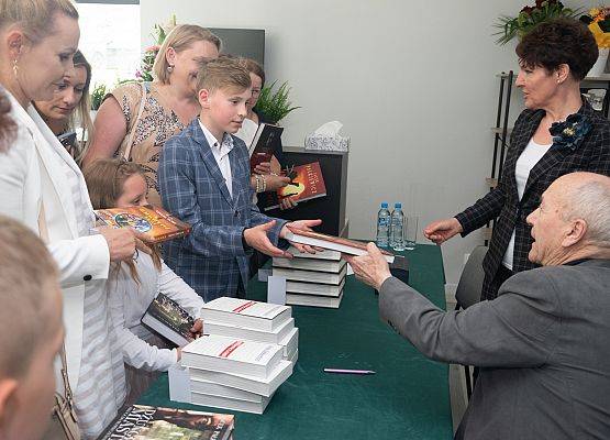 Podróżnik podpisuje książki