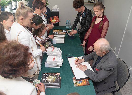 Podróżnik podpisuje książki