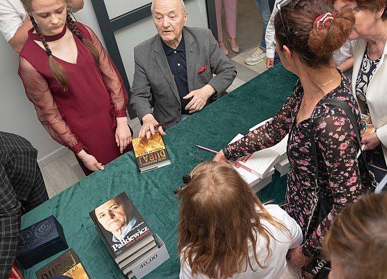 Podróżnik podpisuje książki