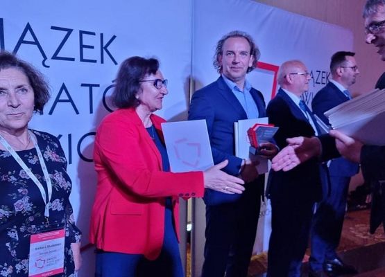 Starosta odbiera statuetkę i