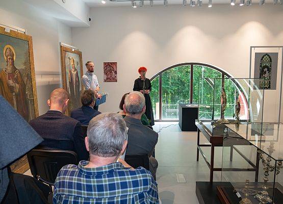 Wystawę otwiera dyr Muzeum