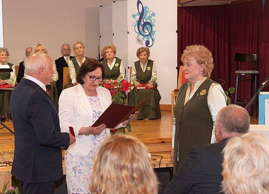 Starosta wręcza "Medal