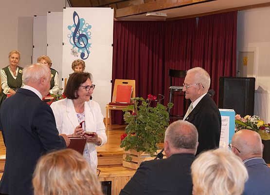 Starosta wręcza "Medal