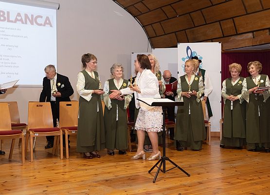 Starosta wręcza zespołowi