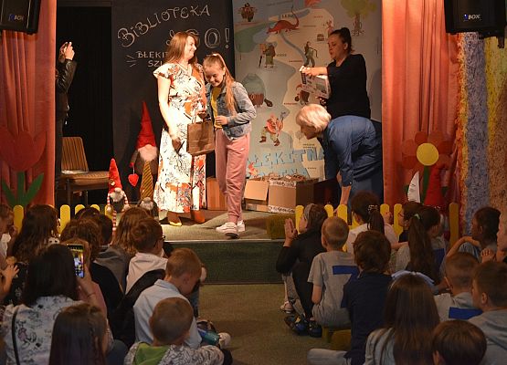 Nagrodę wręcza pisarka Kasia