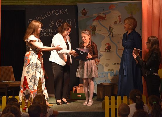 Nagrodę wręcza starosta