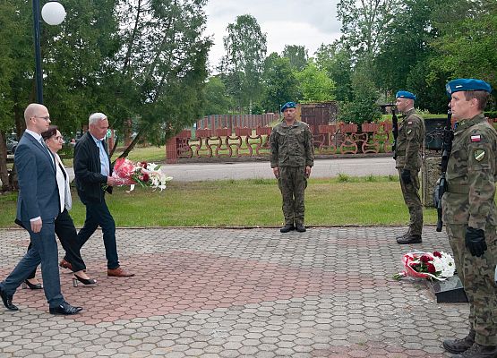 Kwiaty składają samorządowcy
