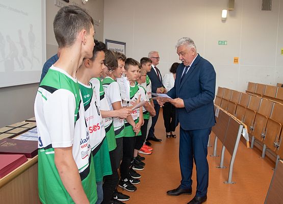 Nagrody wręcza wójt Cewic