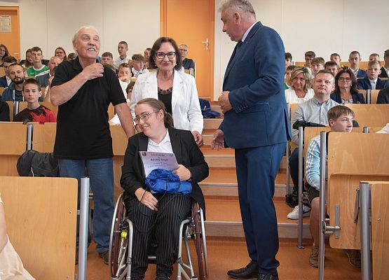 Starosta i wójt Cewic wręczają