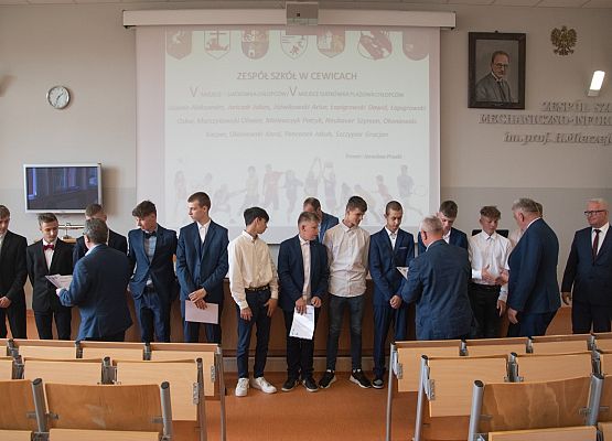 Nagrody wręczają: wicestarosta