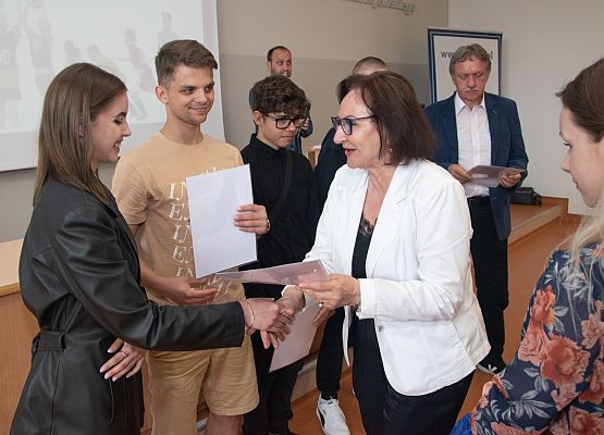 Nagrodę wręcza starosta