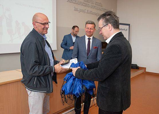 Nagrodę wręczają: