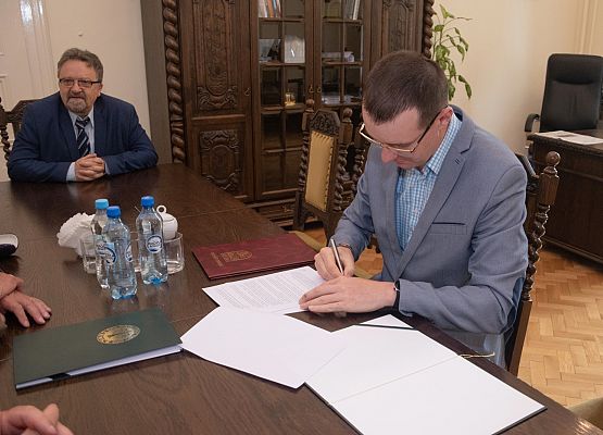 Umowę podpisuje A. Wenta -