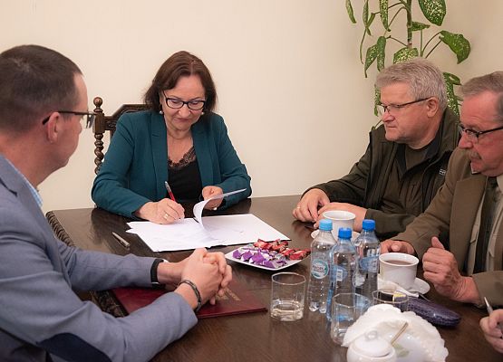 Umowę podpisuje starosta A.