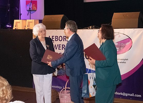 Starostowie wręczają list