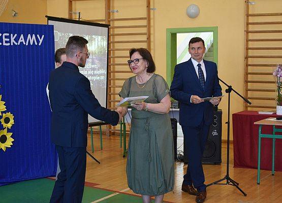 Starosta wręcza wyróżnienie