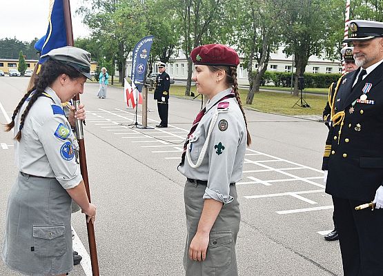 Przekazanie proporca harcerzom