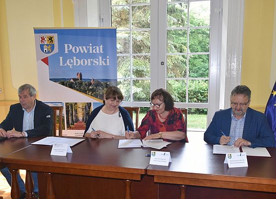 Dokumenty podpisują (od