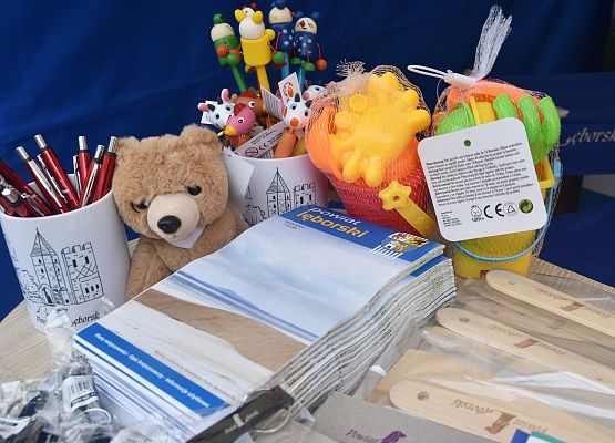 Gadżety i mapy na stoisku