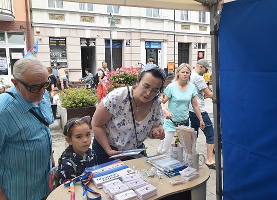 Goście powiatowego stoiska