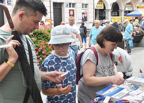 Goście powiatowego stoiska