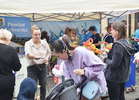 Goście powiatowego stoiska