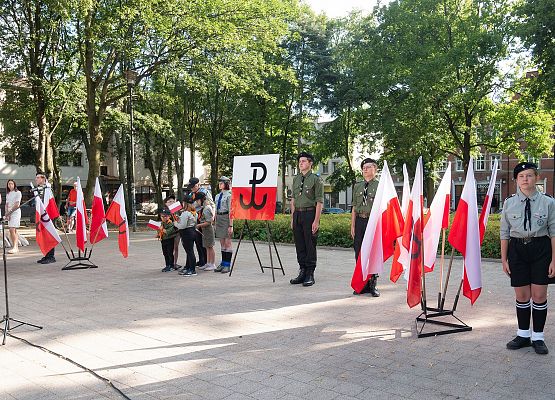 Harcerska warta przy sombolu