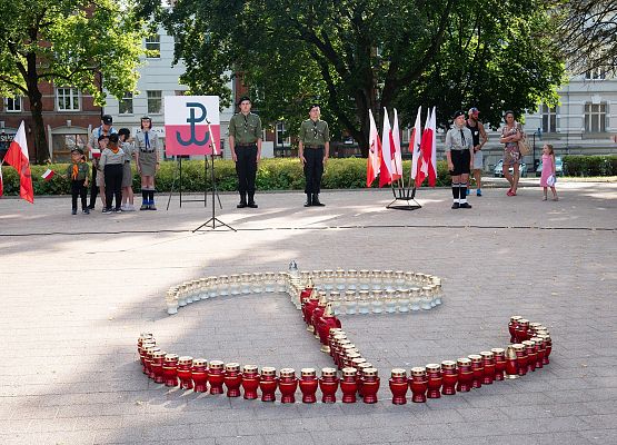 Harcerska warta przy sumbolu