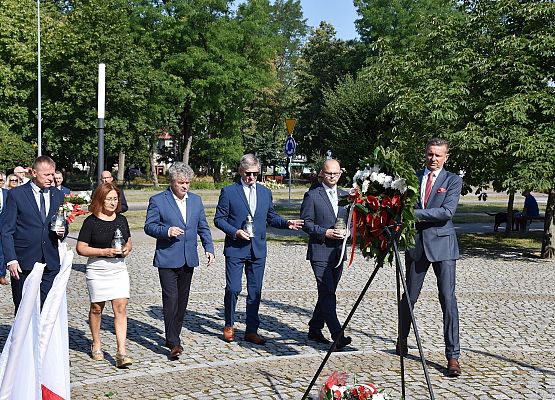 Kwiaty składają samorządowcy