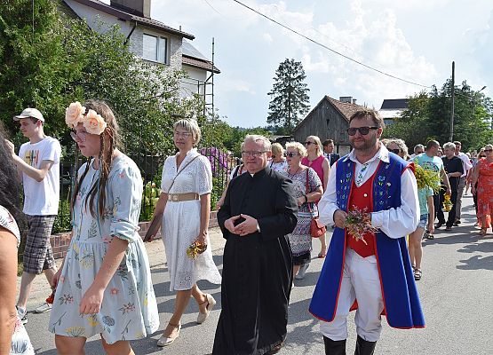 Korowód z kościoła na plac