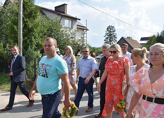 Korowód z kościoła na plac