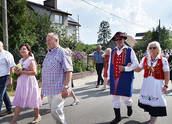 Korowód z kościoła na plac
